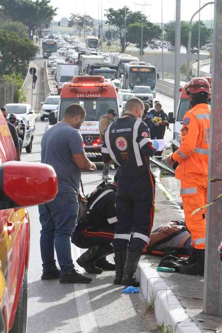 Acidente entre ônibus do Move deixa 17 pessoas feridas em BH Estado de