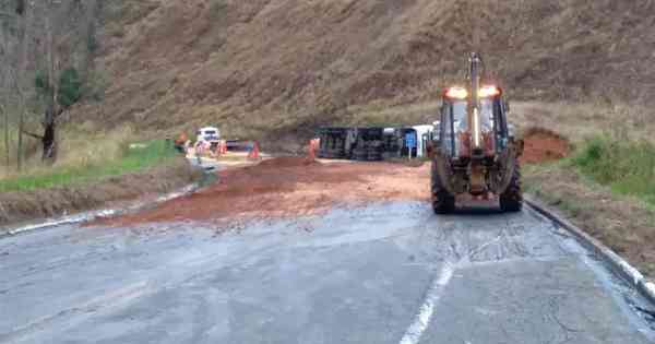 Após tombamento de caminhão BR 262 segue fechada desde a tarde de