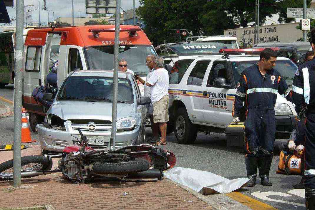 Acidente Entre Moto E Carro Na Avenida Do Contorno Estado De Minas