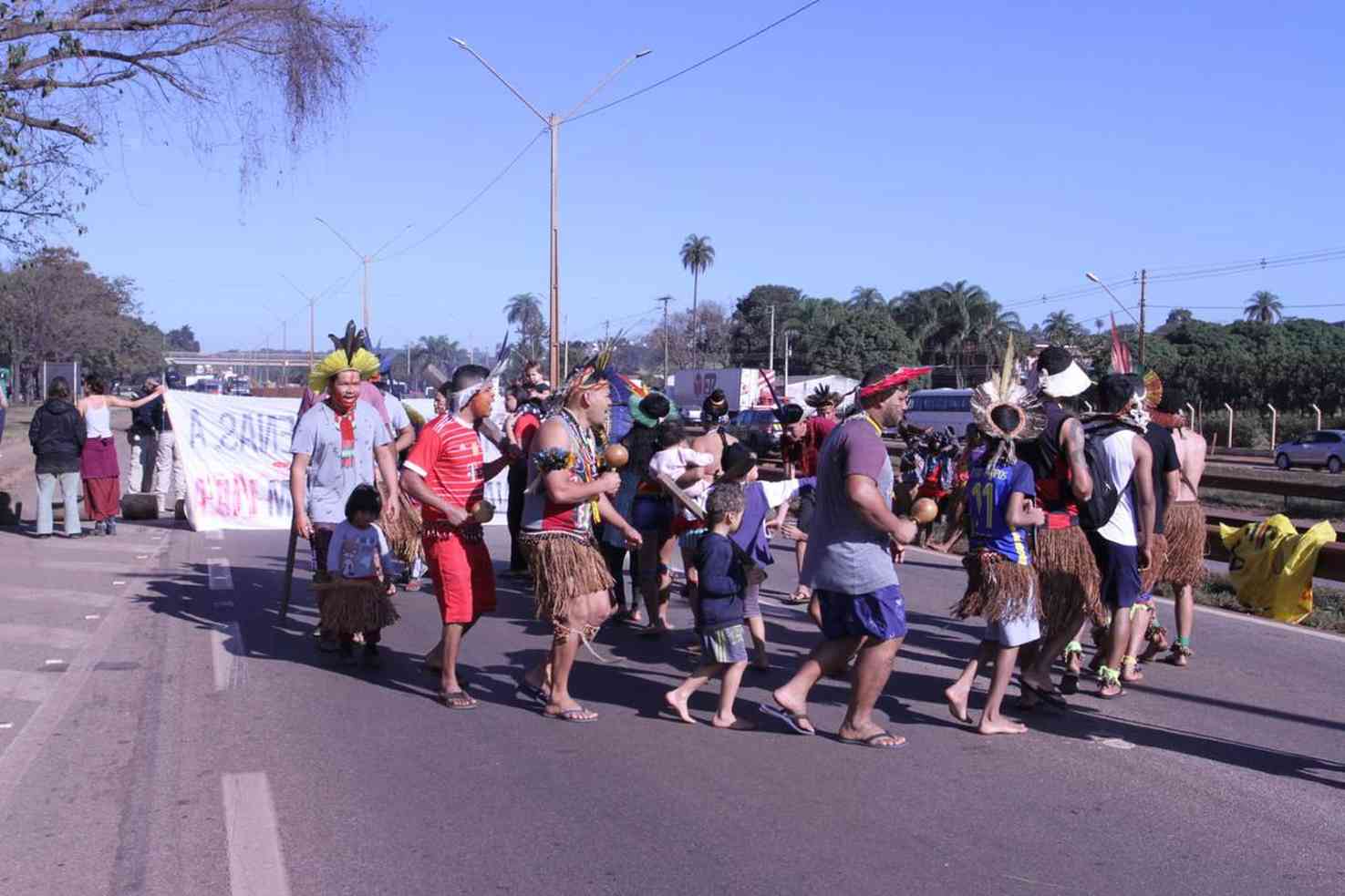 Indígenas protestam contra marco temporal e fecham BR 381 Estado de Minas