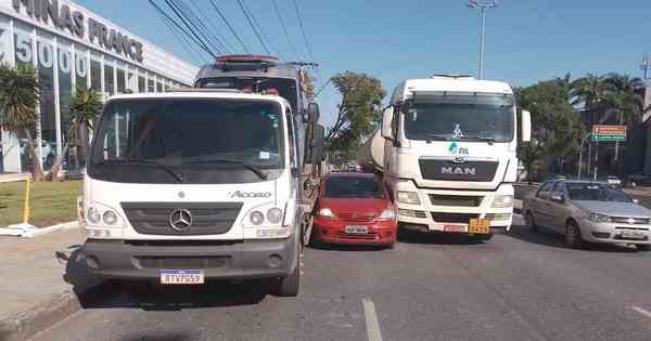 Carro é prensado entre dois caminhões na Av Antônio Carlos em BH