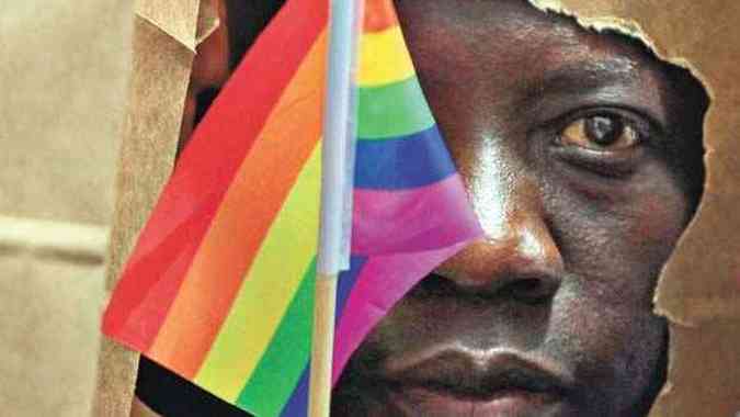 Uganda aprova lei que prevê até prisão perpétua para homossexuais