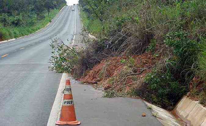 Queda De Barreira E Alagamentos Deixam Motoristas Em Alerta Na BR 365