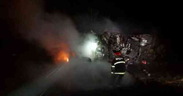 Carro Bate Em Carreta Ve Culos Pegam Fogo E Duas Pessoas Morrem