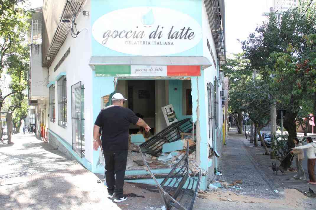 BH Caminhonete Bate Em Dois Carros E Invade Sorveteria No Bairro