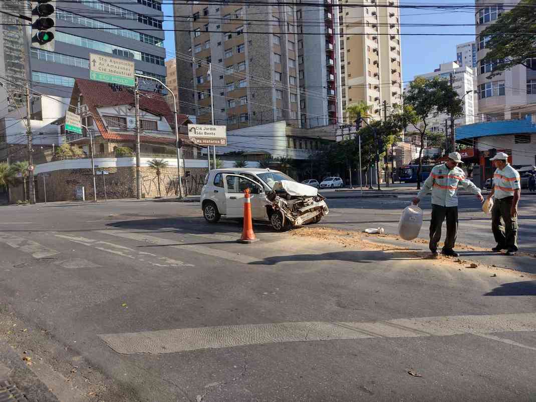 BH Caminhonete Bate Em Dois Carros E Invade Sorveteria No Bairro