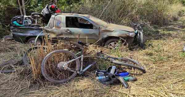 Motorista capota o carro e atropela três ciclistas Gerais Estado de