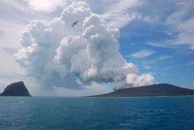 Erupção vulcânica em Tonga cria nova ilha Internacional Estado de Minas