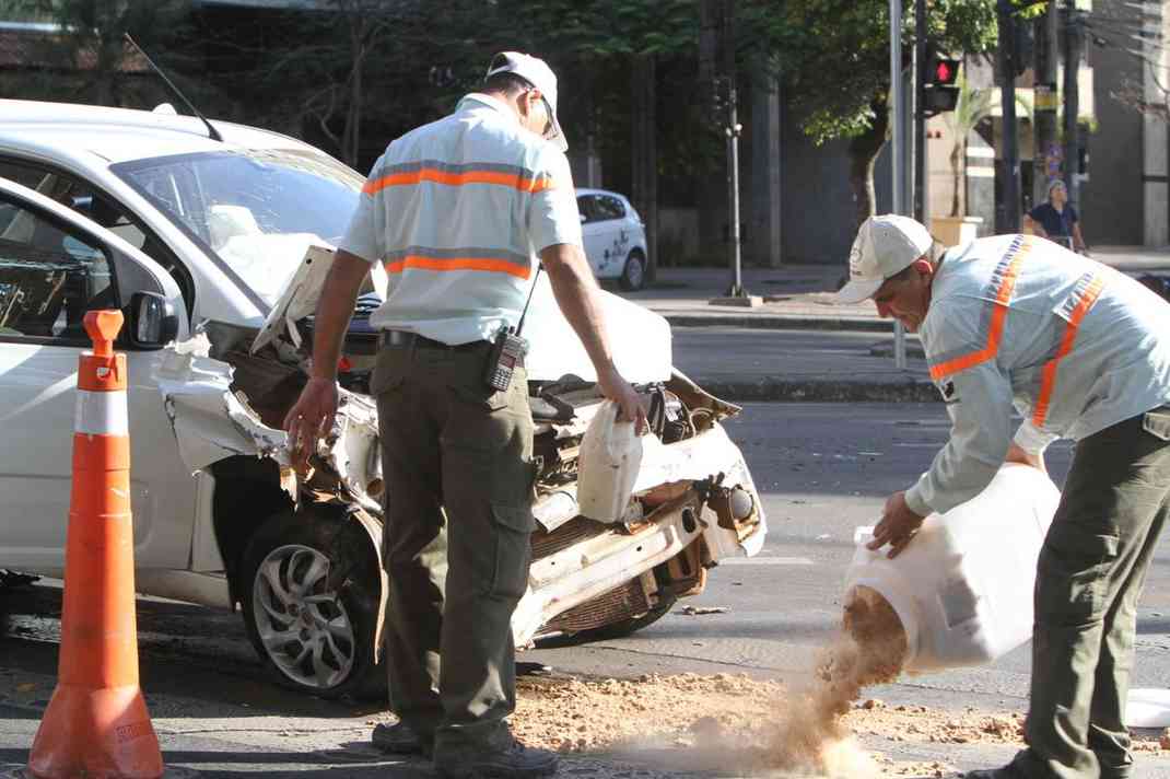 Bh Caminhonete Bate Em Dois Carros E Invade Sorveteria No Bairro