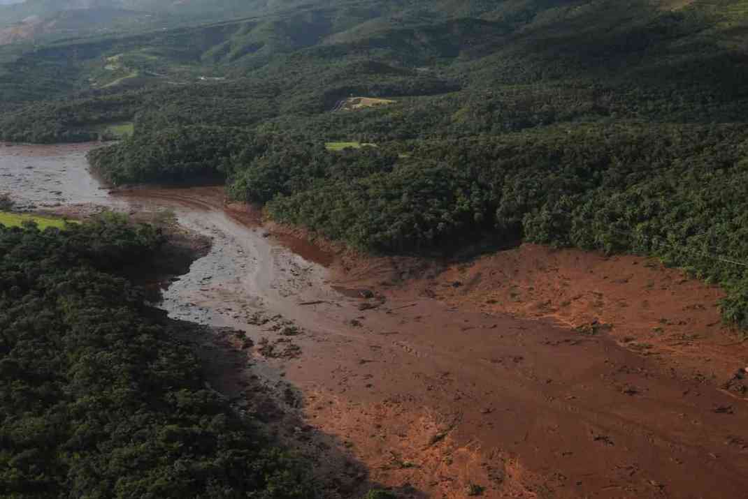 Imagens aéreas detalham o rompimento da barragem da mina do Córrego do