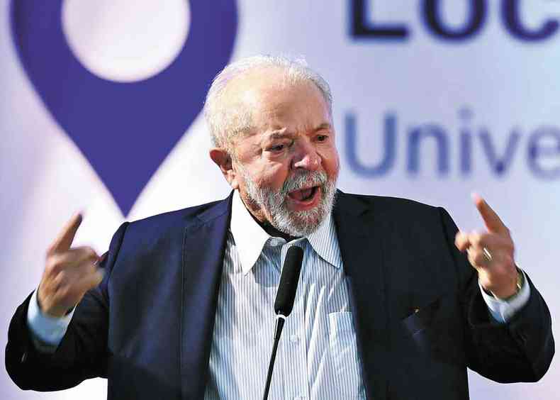 Lula fala ao microfone e gesticula