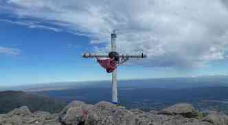 Cruz no topo do monte Uritorco, local de retiro espiritual em Capilla del Monte, na Argentina(foto: Reproduo Internet / www.flickr.com / Chupacabra)