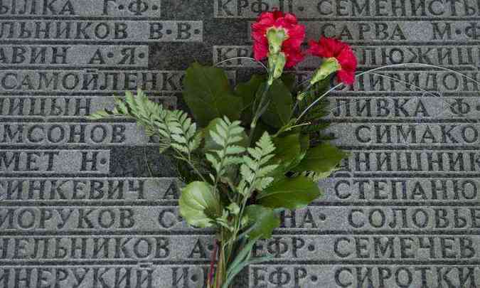 Nomes de vtimas da Segunda Guerra Mundial so lembrados em memorial(foto: JOHN MACDOUGALL / AFP)