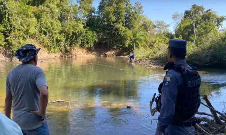 Policiais na margem do rio onde a mulher se afogou 