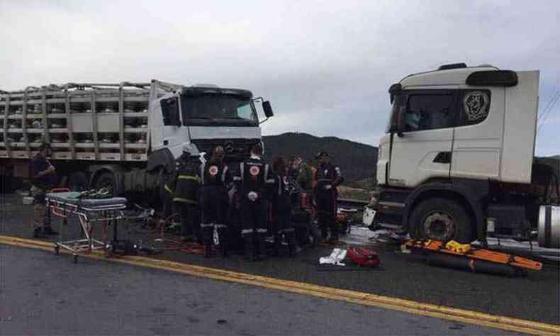 Uma das carretas teria invadido a contramo ao fazer uma curva(foto: Corpo de Bombeiros/Divulgao)