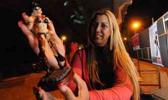 Cida Vieira participou de troca de objetos erticos na festa do museu(foto: Marcos Vieira/EM/DA Press)