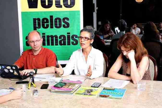 Frederico Guimares, Adriana Arajo e Adriana Torres apresentam a agenda do Movimento Mineiro pelos Direitos Animais, que ser levada a candidatos(foto: Edsio ferreira/EM/D.A Press)