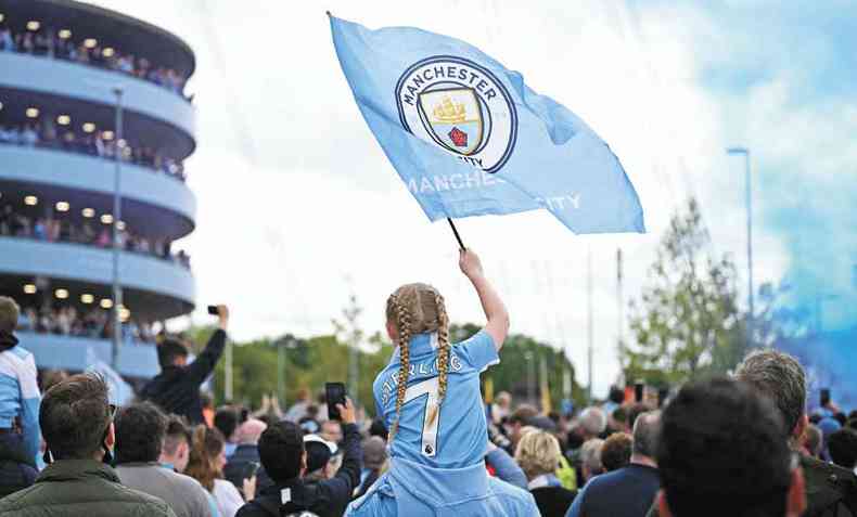 Torcida do Manchester City protesta contra a Premier League após acusações