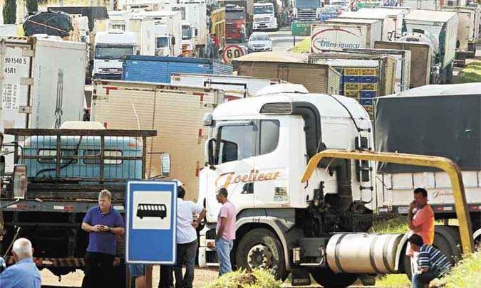 Paralisação dos caminhoneiros foi encerrada, mas polêmica em torno da solução dada pelo governo continua nos tribunais(foto: João Paulo Santos/Estadão Conteúdo) Paralisação dos caminhoneiros foi encerrada, mas polêmica em torno da solução dada pelo governo continua nos tribunais(foto: João Paulo Santos/Estadão Conteúdo)