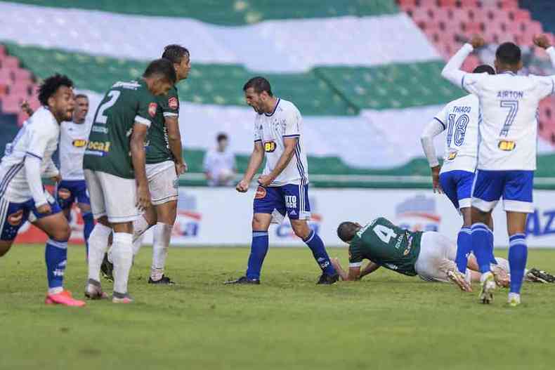 Na abertura do Mineiro, empate com o Uberlndia fora de casa: aos poucos, tendncia  a equipe se acertar(foto: GUSTAVO ALEIXO/CRUZEIRO)