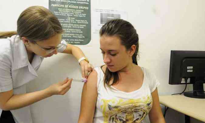 A profissional da rea da sade Karolayne Lacerda recebeu a dose da vacina no Centro de Sade Palmeiras(foto: Gladyston Rodrigues/EM/D.A PRESS)