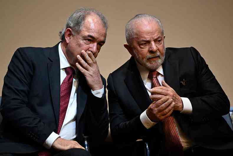 Aloizio Mercadante conversa com Lula ao ser empossado como presidente do banco de desenvolvimento 