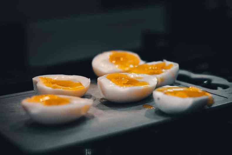 ovos cozidos em cima de uma chapa