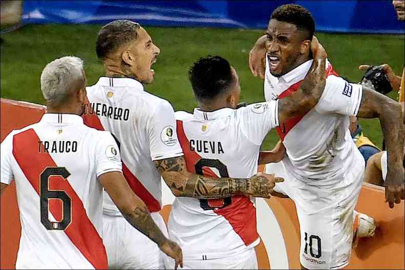 Vitria do jogo coletivo: ataque peruano envolveu a defesa boliviana e cravou 3 a 1 no Rio de Janeiro(foto: MAURO PIMENTEL/AFP)