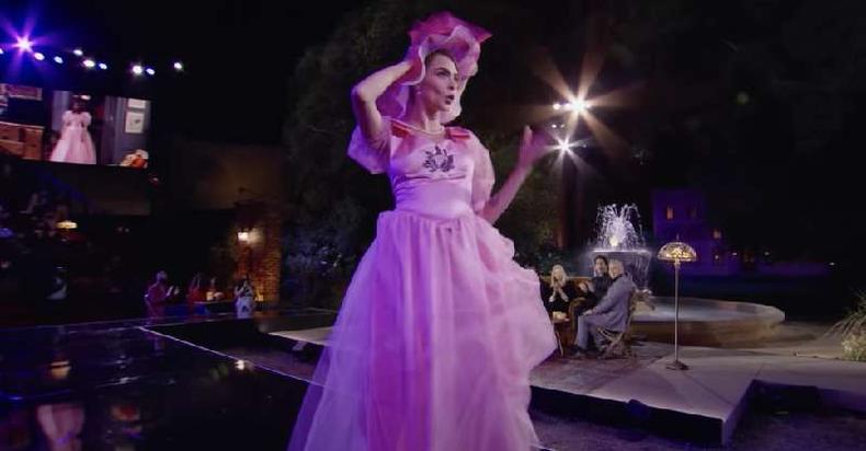 Cara Delevigne no vestido de dama de honra usado por Rachel no episódio The One with Barry and Mindy´s Wedding(foto: HBO Max) Cara Delevigne no vestido de dama de honra usado por Rachel no episódio The One with Barry and Mindy´s Wedding(foto: HBO Max)