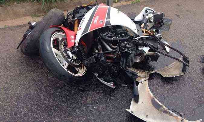 Aps o acidente, a moto ficou completamente destruda (foto: Corpo de Bombeiros/Divulgao)