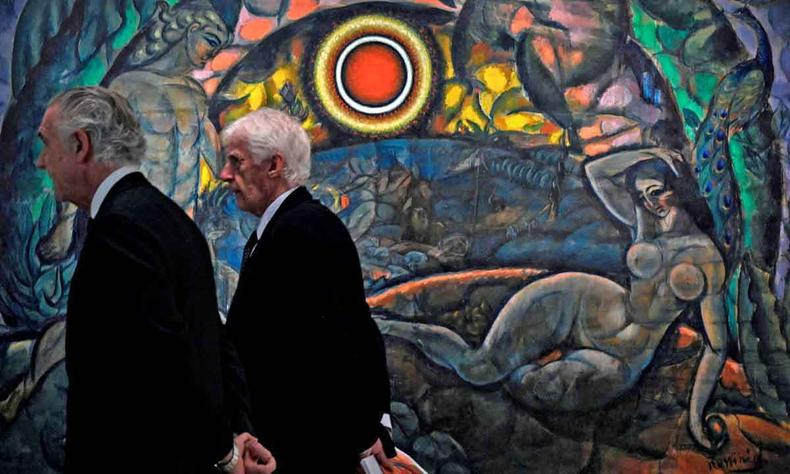 Jornalistas circulam entre as obras da exposio 'No olho do furaco', em Madri