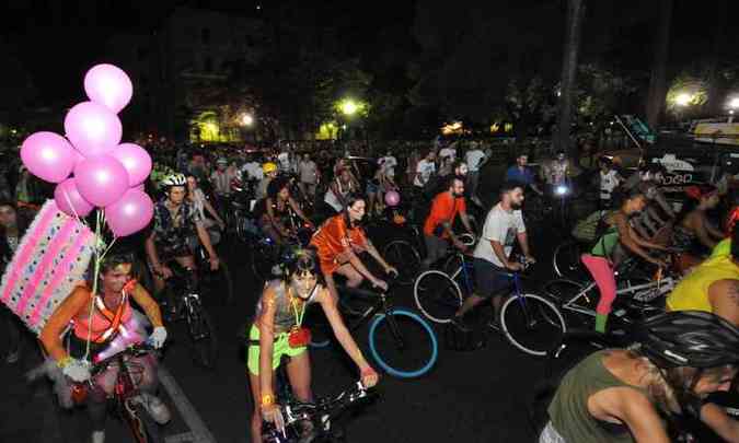 Encerrando a noite, centenas de ciclistas seguiram partiram da Praa da Liberdade em passeio noturno(foto: Ramon Lisboa/EM/D.A.Press)