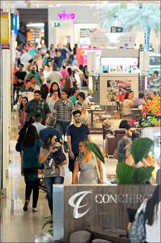 Movimento em shopping: para economistas, retomada, mesmo que gradual, do crescimento da economia melhora gerao de caixa das empresas(foto: Gladyston Rodrigues/EM/D.A Press 23/12/16)