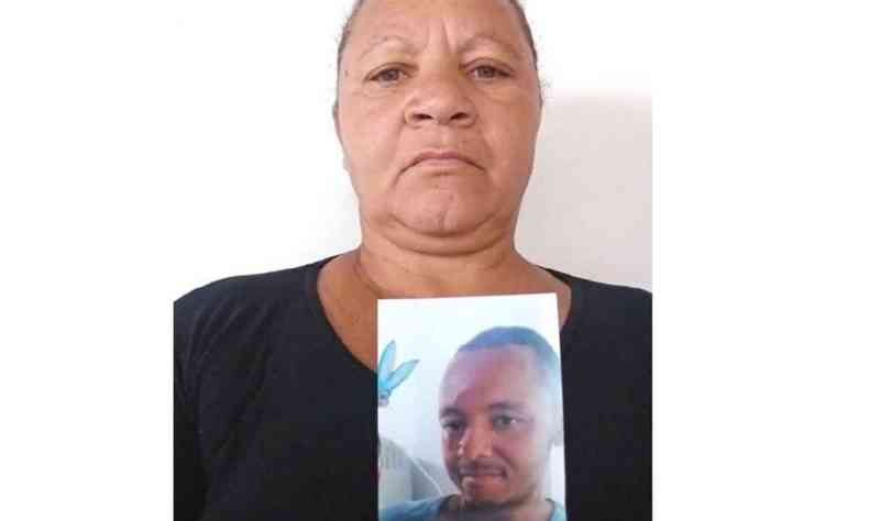 Silvia dos Santos Mendes mostra a fotografia do filho desaparecido, Breno Lzaro Mendes