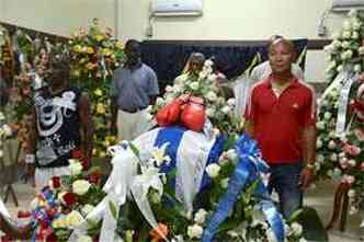 Enterro foi acompanhado por amigos e lutadores em Havana(foto: AFP PHOTO/ADALBERTO ROQUE)