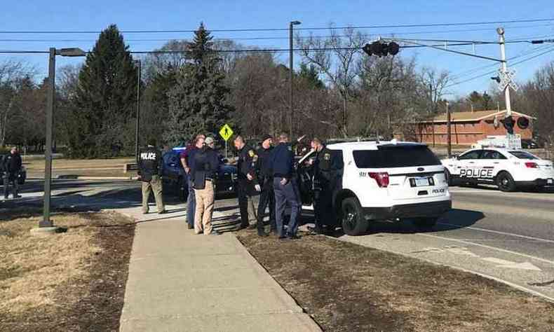 Policiais de Mount Pleasant, onde o campus est localizado, afirmaram que o suspeito  um homem negro, est armado e  perigoso(foto: Twitter/Reproduo)