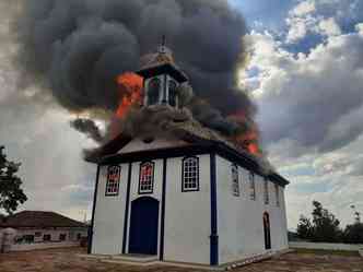 O fogo consumiu rapidamente o telhado do templo histrico(foto: Redes sociais/Reproduo %u2013 4/10/19)