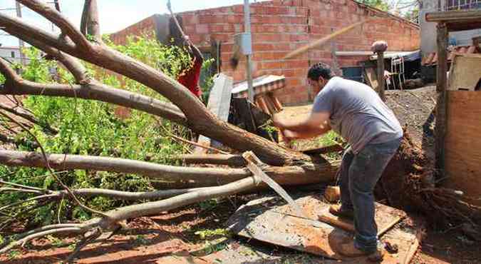 Moradores do distrito de Antnio Pereira, em Ouro Preto, passaram o dia de ontem consertando estragos causados pelo temporal de tera-feira(foto: PMOP/ASCOM/Divulgao)