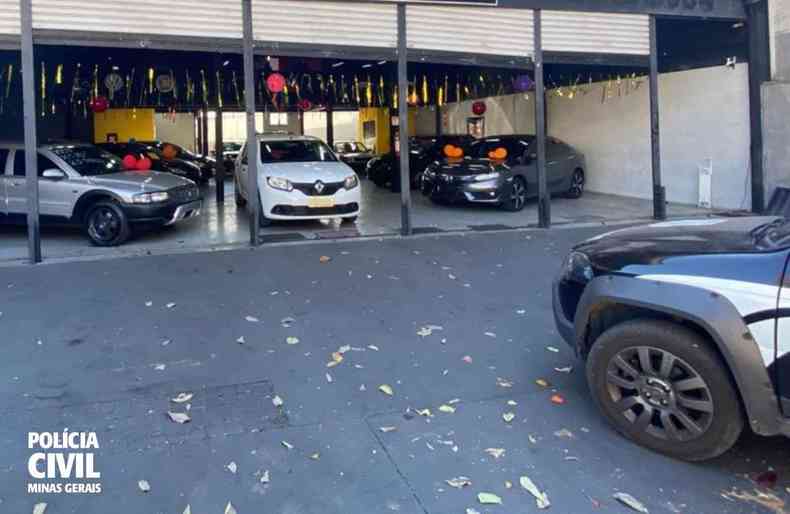 Agncia dos suspeitos fica no Bairro Ouro Preto, na Pampulha. Dez carros foram apreendidos(foto: Polcia Civil/Divulgao)