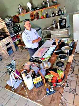 Igor Camelo, coordenador do curso de gastronomia da Estcio, cozinha com duas cmeras nas aulas por vdeo(foto: Arquivo pessoal)