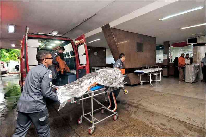 Uma das monitoras feridas no acidente chega ao Hospital Joo XXIII. As outras vtimas foram levadas  instituio de helicptero(foto: Leandro Couri/EM/D.A Press)