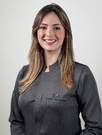 A cirurgi dentista Larissa Valadares explica que esse tipo de reao  imprevisvel, mas que  importante ter ateno ao profissional escolhido para realizar o procedimento