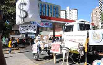 Na edio de 2010, os organizadores usaram uma carroa com caixas de papelo para simbolizar a alta carga tributria do pas (foto: Paulo Filgueiras/EM/D.A/Press)