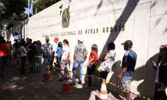 Nos ltimos dias, eleitores enfrentaram grandes filas, com espera de at duas horas, nos pontos instalados pela Justia Eleitoral (foto: Edesio Ferreira/EM/D.A Press)