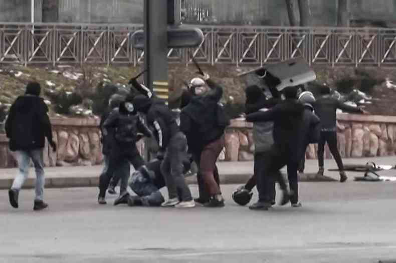 Conflito com a polcia durante protesto no Cazaquisto