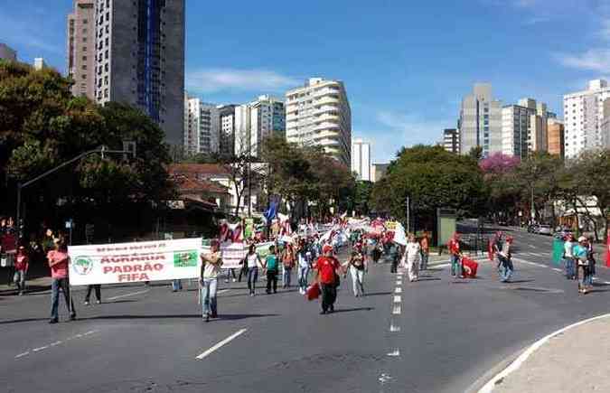 Cerca de 400 militantes do MST fecharam as trs faixas da Avenida Afonso Pena, no sentido Centro(foto: Mateus Parreiras/EM/D.A.Press)