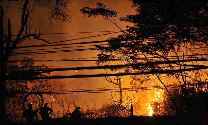 O combate s chamas comeou por volta das 16h40 e consumiu trs horas de trabalho. Devido  seca, perigo  maior nesta poca do ano(foto: Marcos Vieira/EM/DA Press)