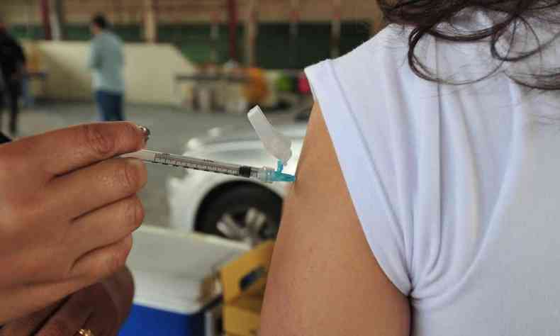 enfermeira aplicando vacinação