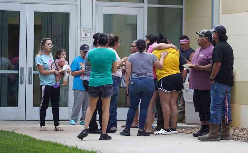 Famílias se reúnem e se abraçam do lado de fora do Centro Cívico Willie de Leon.