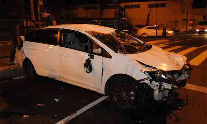 O carro, um Honda Civic, ficou bastante danificado com o impacto da batida(foto: Marcos Vieira/EM/D. A. Press)